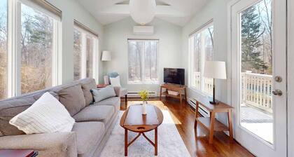 Branford Private Home - Seasonal Pool, beachside community, close to shopping, dining, town