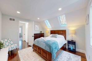 3 bedrooms, in-room safe, WiFi - Branford Private Home - Seasonal Pool, beachside community, close to shopping, dining, town (Branford)