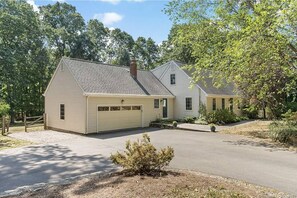Exterior - Branford Private Home - Seasonal Pool, beachside community, close to shopping, dining, town (Branford)