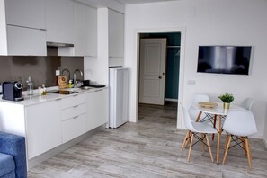 Refrigerador, microondas, placa de cocina, cafetera/tetera