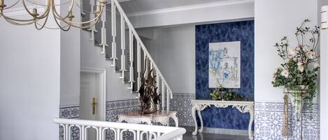 المنشأة من الداخل