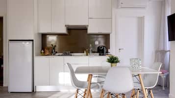 Refrigerador, microondas, parrilla de estufa y cafetera y tetera