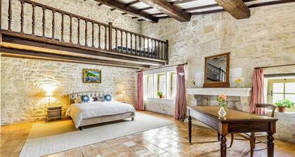 Charming historic guest house & pool in heart of Provence. Arles-St-Rémy-Avignon
