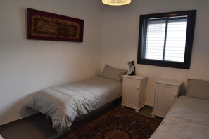 4 bedrooms, desk, soundproofing, free WiFi