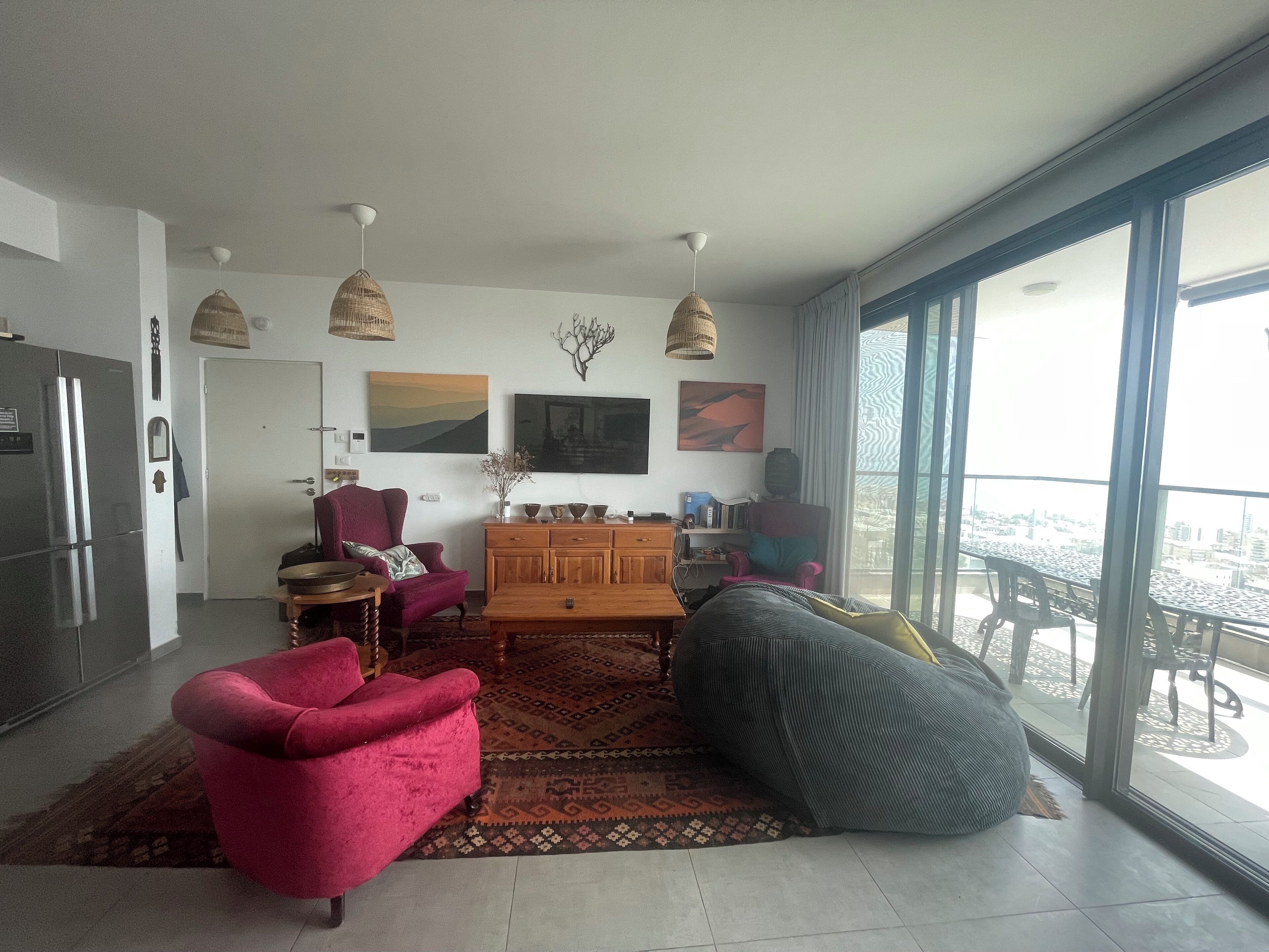 Smart TV, music library, stereo
