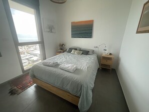 4 bedrooms, desk, soundproofing, free WiFi