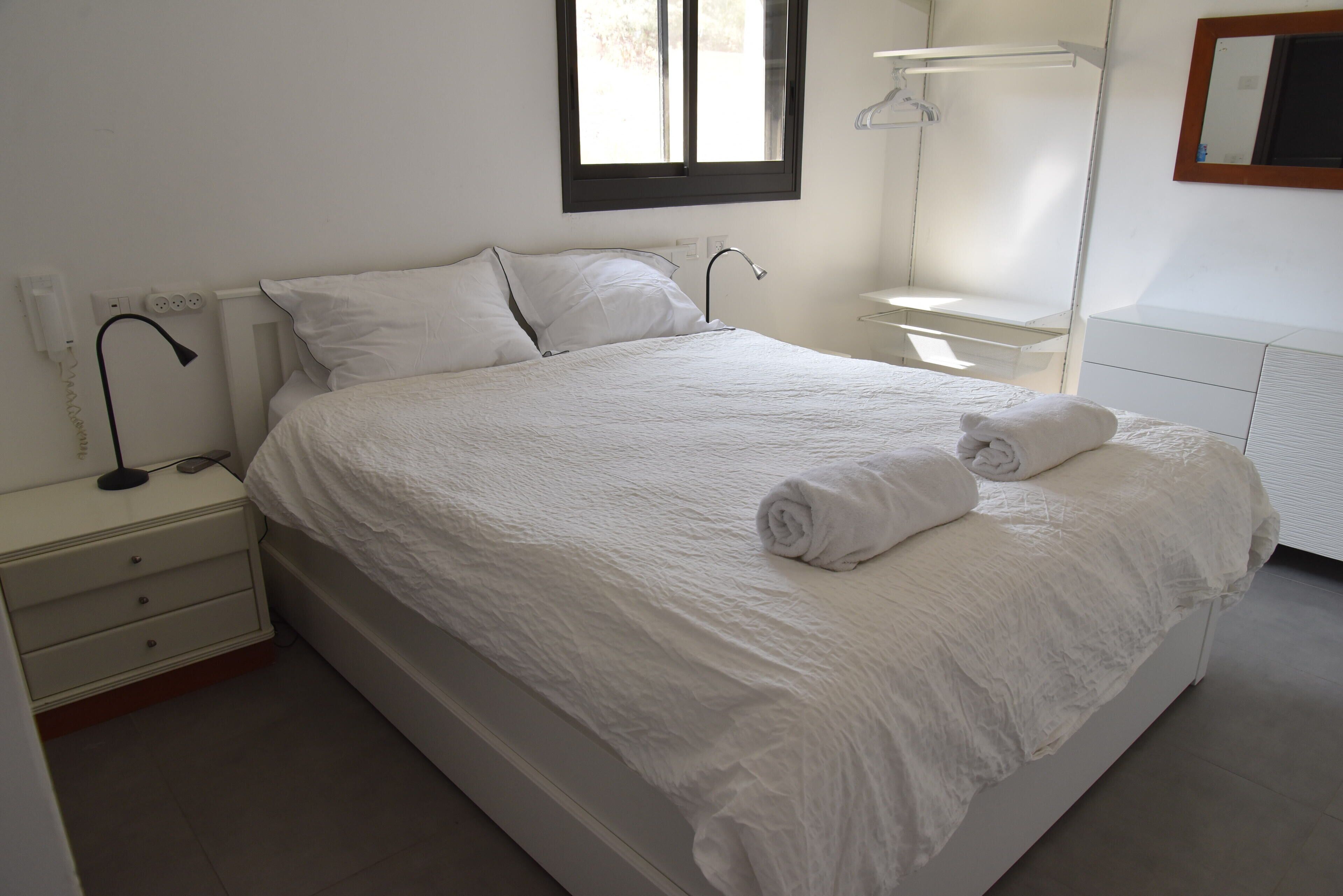 4 bedrooms, desk, soundproofing, free WiFi