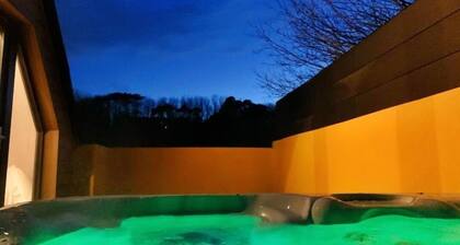 Chy Glynn. Luxury lodge with hot tub and views.
