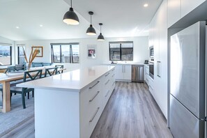 Fridge, microwave, oven, stovetop - Breathtaking Mountain Panorama (Wanaka)