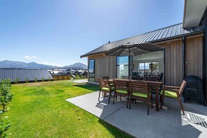 Outdoor dining - Breathtaking Mountain Panorama (Wanaka)