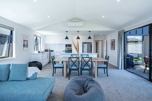 Televisión y chimenea 