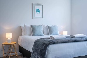 3 habitaciones, tabla de planchar con plancha, wifi y ropa de cama 