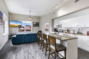 Classic Condo, 2 Bedrooms, 2 Bathrooms | Private kitchen - Elegant 2BR condo Walk to French Quarter (New Orleans)