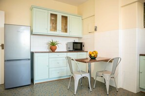 Fridge, microwave, oven, stovetop - Maison Moz - Sommerschield I (Maputo)