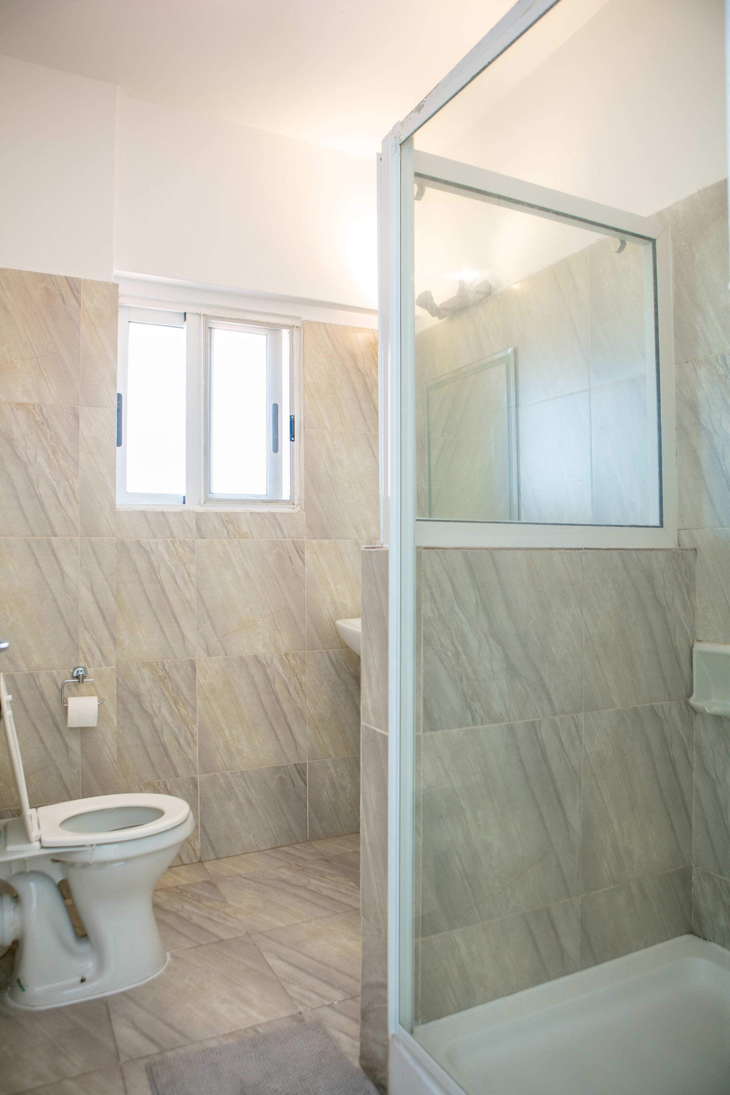 Een douche, een haardroger, handdoeken