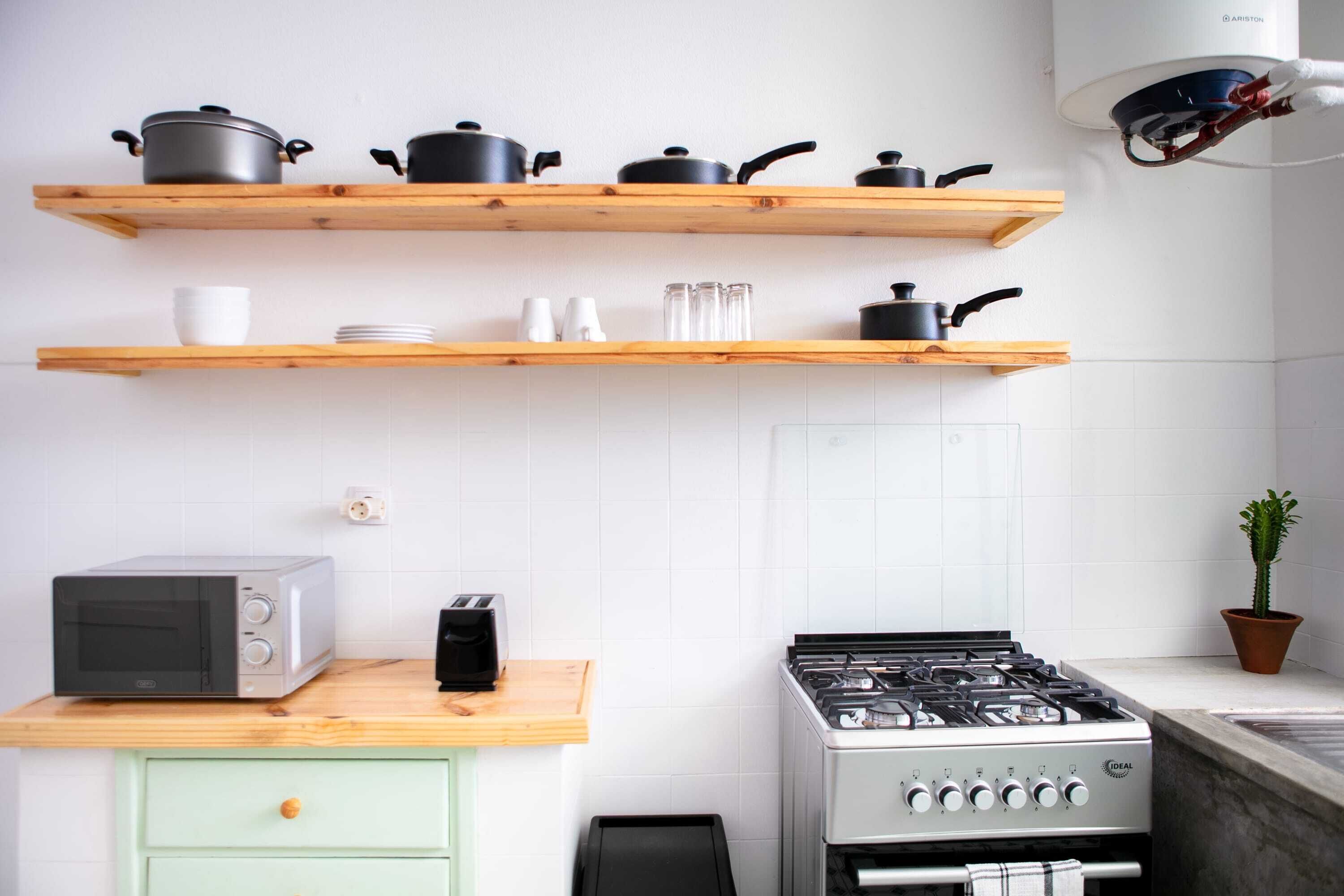 Een koelkast, een magnetron, een oven, een kookplaat