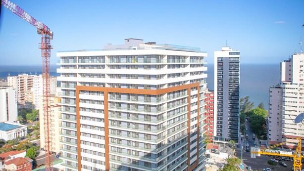 A high-rise building with a modern design, featuring multiple balconies and large windows. - Maison Moz - Maputo View III (Maputo)