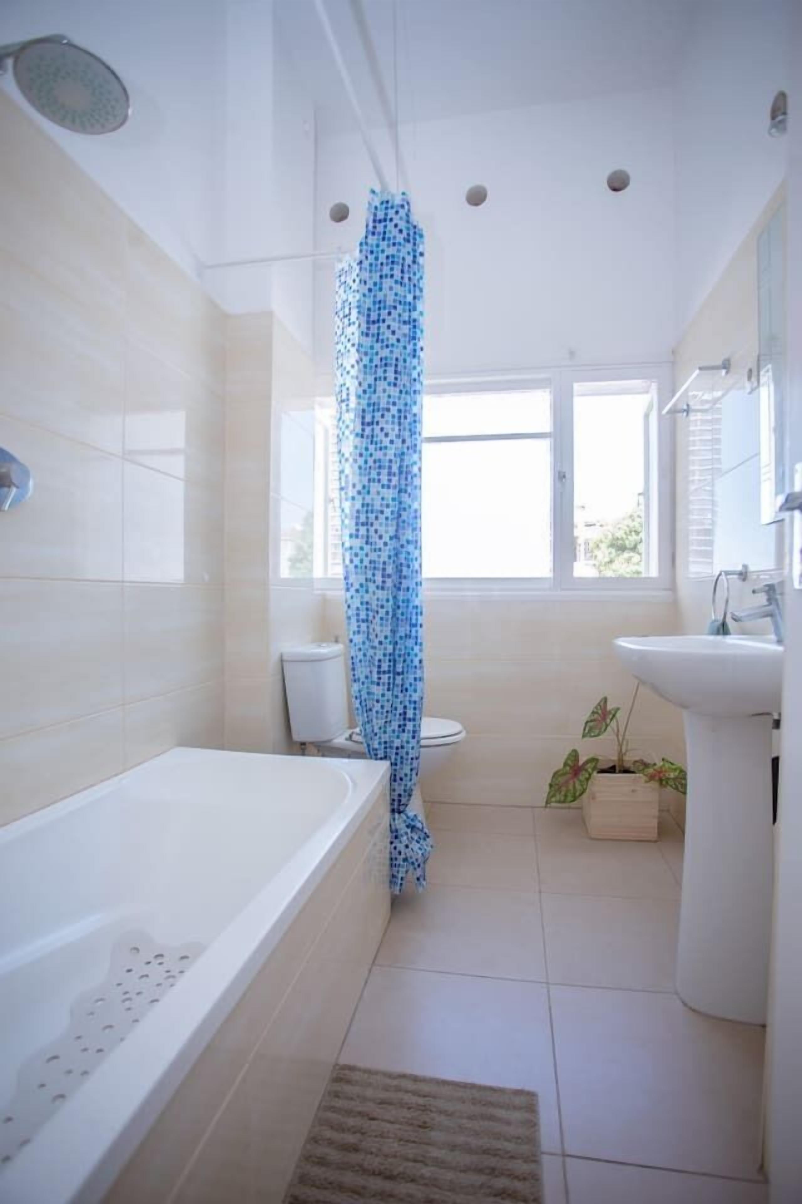 Baignoire, sèche-cheveux
