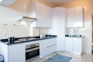 雪櫃、微波爐、焗爐、爐具