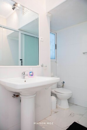 淋浴设施、吹风机、毛巾