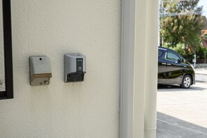 Exterior - Orange Line (Onna)