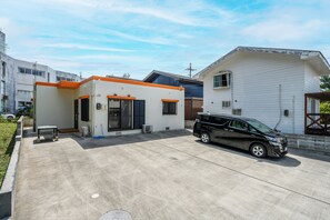 Exterior - Orange Line (Onna)