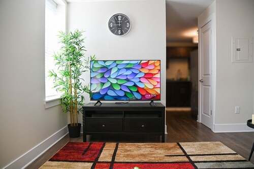 Spacious 2 BR Apartment 10 Minutes From Downtown in The Heart of Midtown