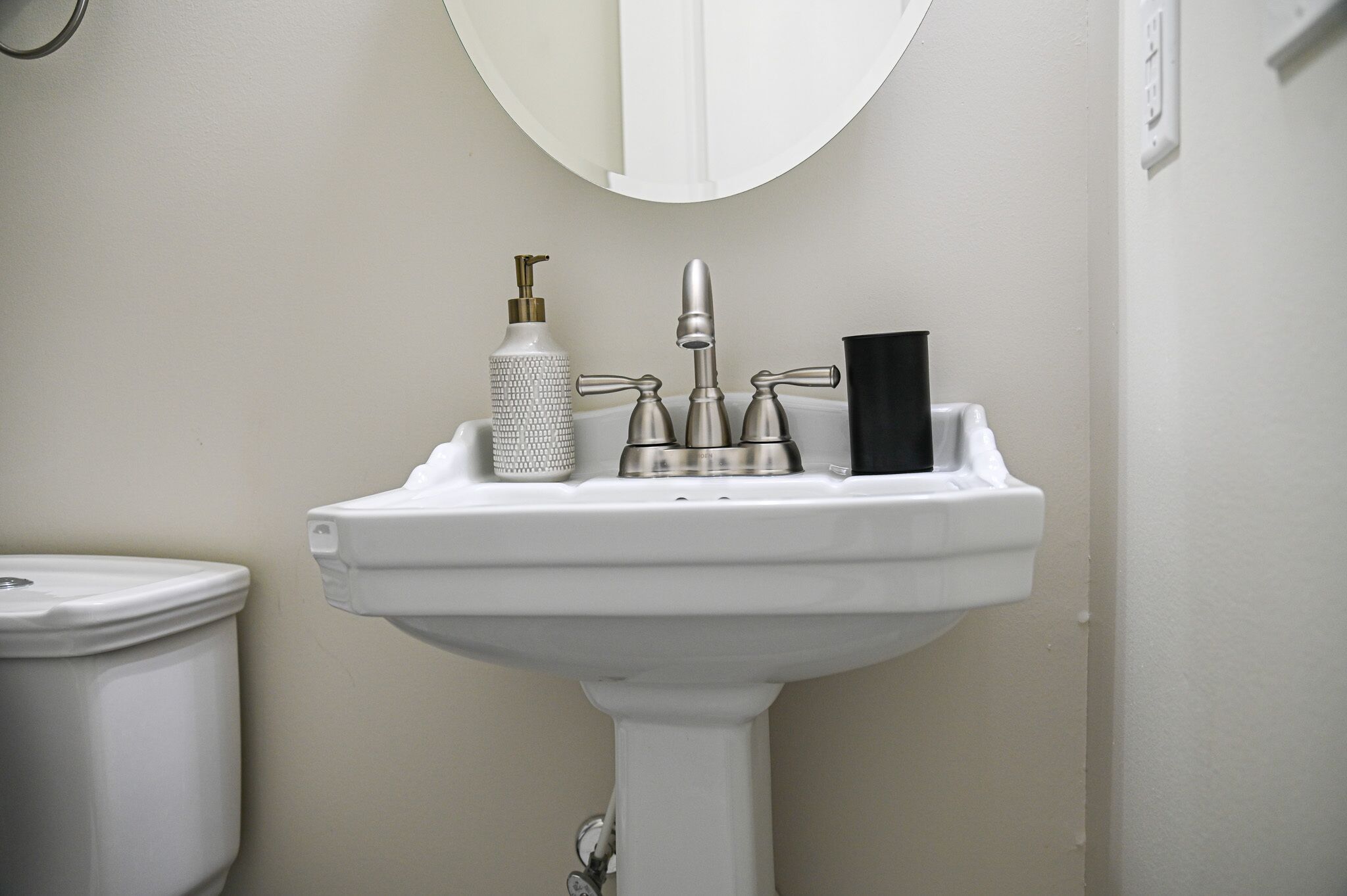 Sèche-cheveux, serviettes fournies, savon, shampoing