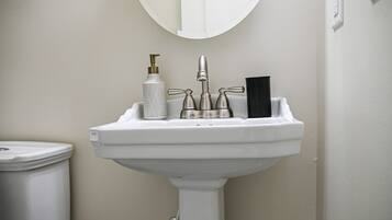 Sèche-cheveux, serviettes fournies, savon, shampoing