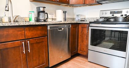 Spacious 2 BR Apartment 10 Minutes From Downtown in The Heart of Midtown