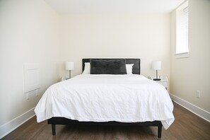 2 bedrooms, desk, iron/ironing board, WiFi - Spacious 2 BR Apartment 10 Minutes From Downtown in The Heart of Midtown (Detroit)