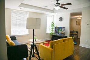 Smart TV - Spacious 2 BR Apartment 10 Minutes From Downtown in The Heart of Midtown (Detroit)