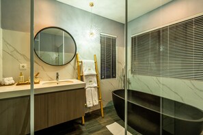 Combined shower/bathtub, rainfall showerhead, hair dryer, bathrobes - Asri Cinta Villa (Tegallalang)