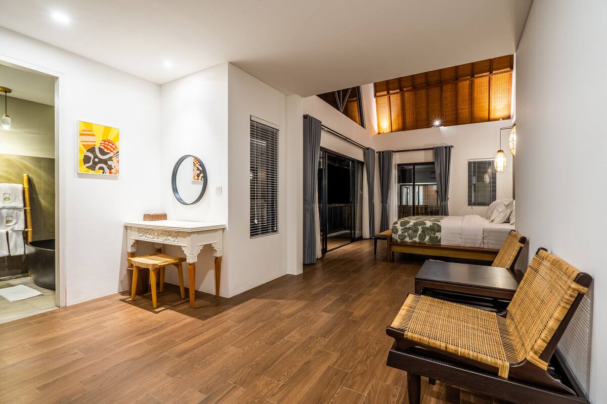 Un intérieur moderne comprenant un coin repas, un canapé et un lit.