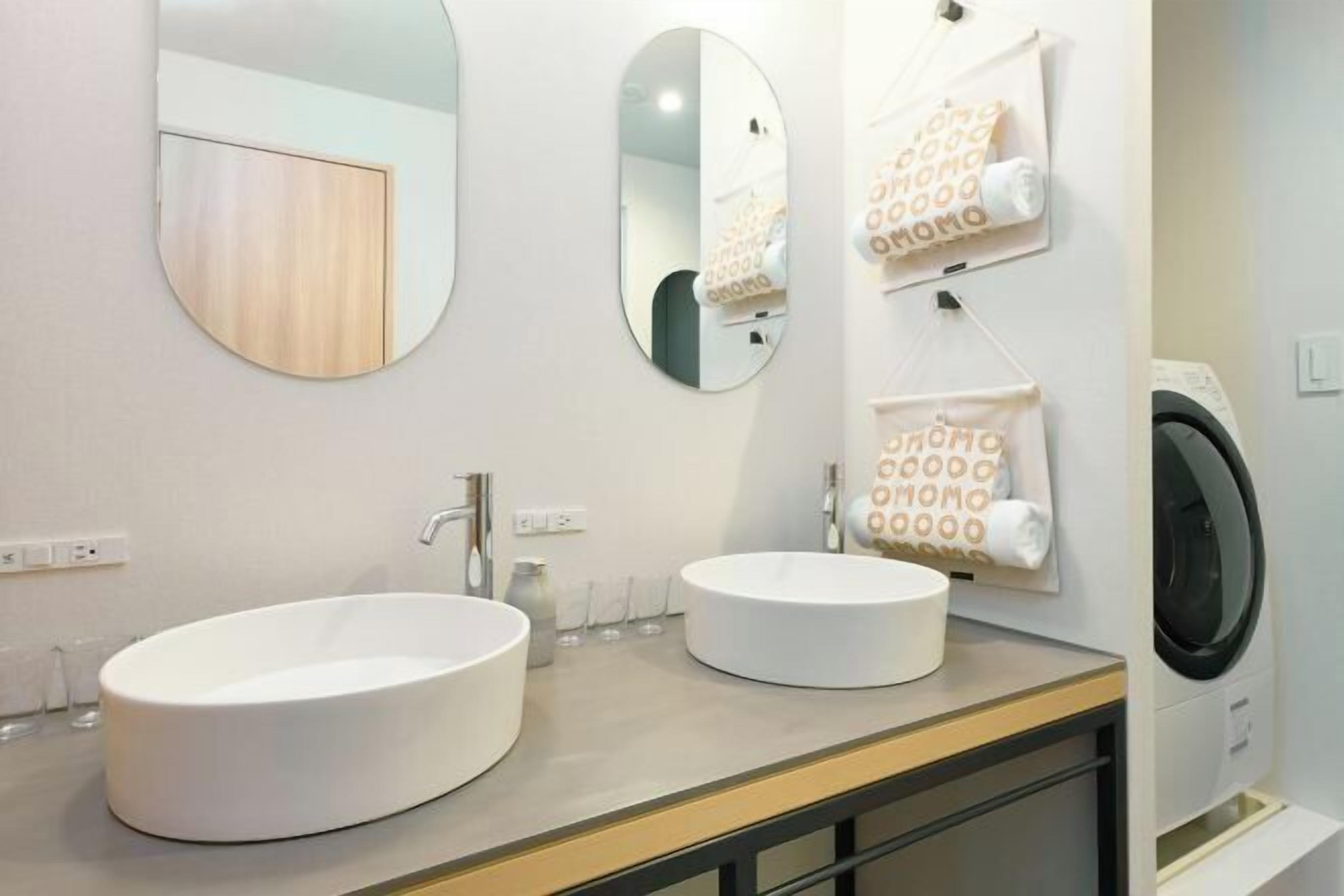 Bathroom | Combined shower/tub, deep soaking tub, free toiletries, hair dryer