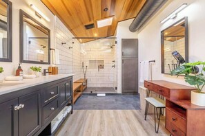 Dusj, hårføner og håndklær