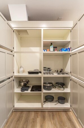 Een koelkast, een microgolfoven, een koffiezetapparaat/waterkoker