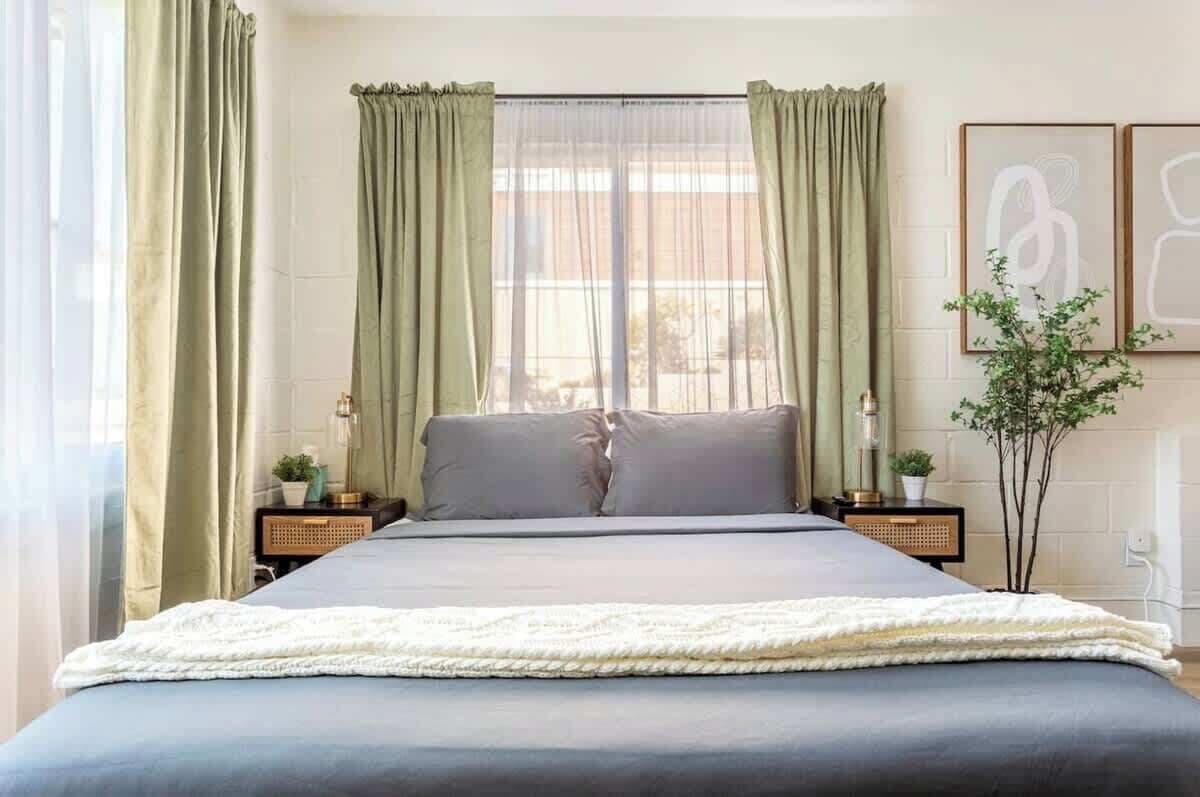 Desk, WiFi, bed sheets