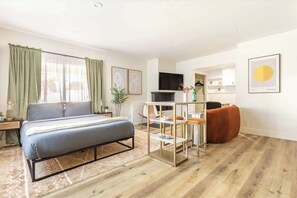 Desk, WiFi, bed sheets - Manhattan Beach Steps Away: Patio & Parking (Manhattan Beach)