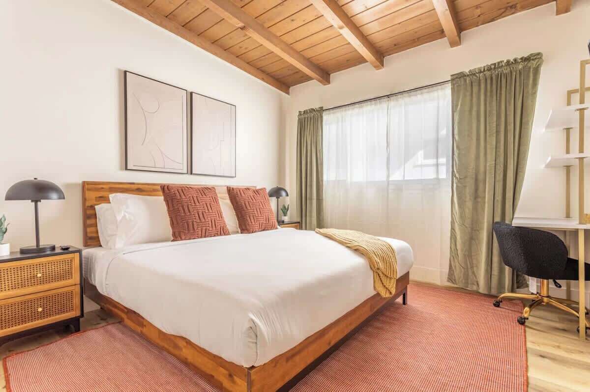 2 bedrooms, desk, iron/ironing board, WiFi