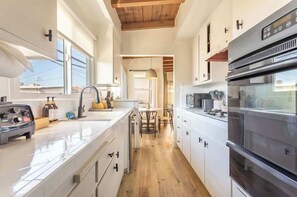 冷蔵庫、電子レンジ、オーブン、コンロ