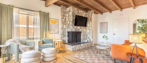 TV, peis og kontorer