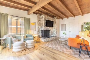 テレビ、暖炉、書斎 / ワークスペース