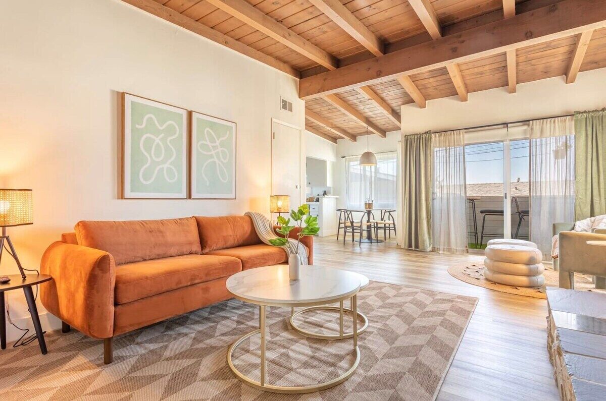 TV, peis og kontorer