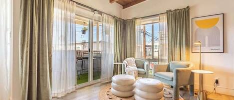 TV, peis og kontorer