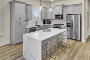 Een koelkast, een magnetron, een vaatwasser