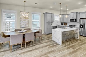 ثلاجة، ميكروويف، غسالة أطباق، ماكينة لصنع القهوة/الشاي