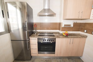 Een koelkast, een microgolfoven, een oven, een kookplaat