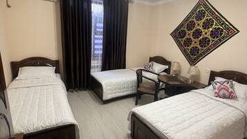 Basic Triple Room | In-room safe, desk, free WiFi