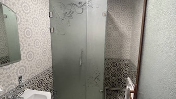 Basic Single Room | Bathroom | Shower, free toiletries, hair dryer, bathrobes